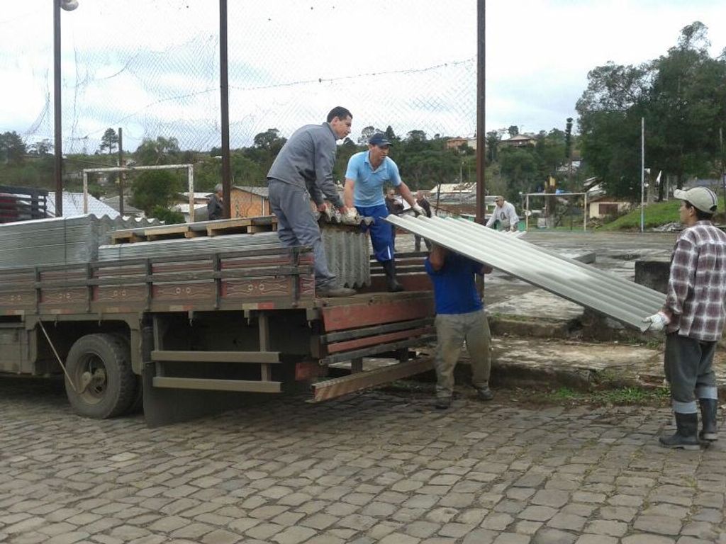 Prefeitura entrega telhas para os atingidos pelo vendaval