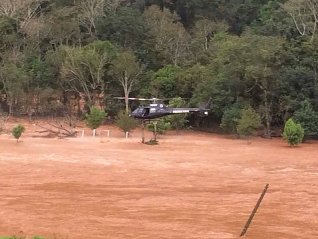 Assista – Helicóptero resgata vítimas da enchente que se abrigavam em árvores