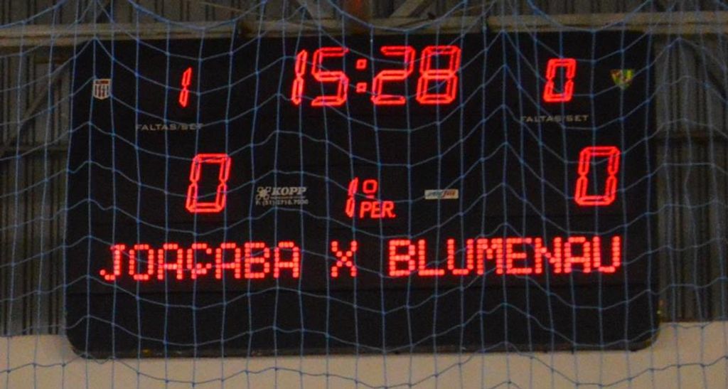 Umidade na quadra interrompe jogo do Joaçaba Futsal