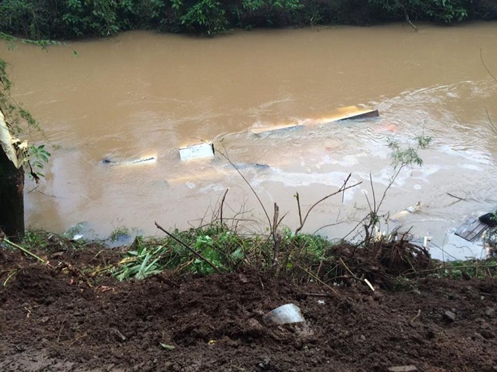 Caminhão com quatro ocupantes cai no rio em Herval d’Oeste