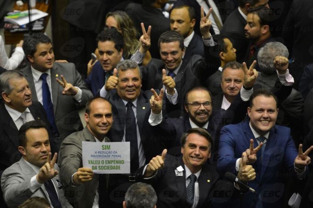Câmara aprova nova proposta que reduz maioridade penal para crimes hediondos