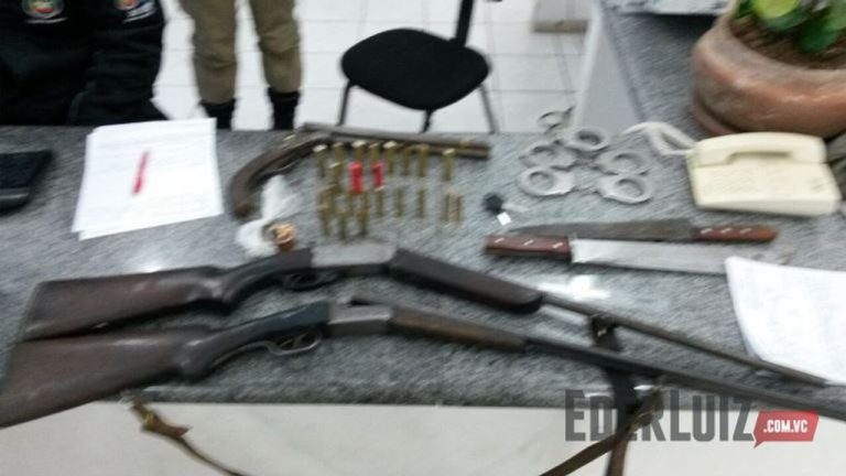 PM de Campos Novos prende quatro homens e apreende armas e maconha