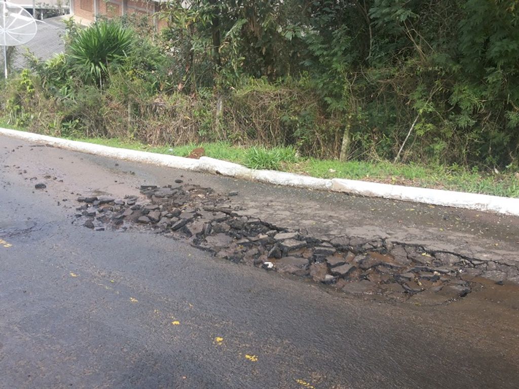 Buracos tem dificultado o tráfego de veículos no bairro Menino Deus em Joaçaba