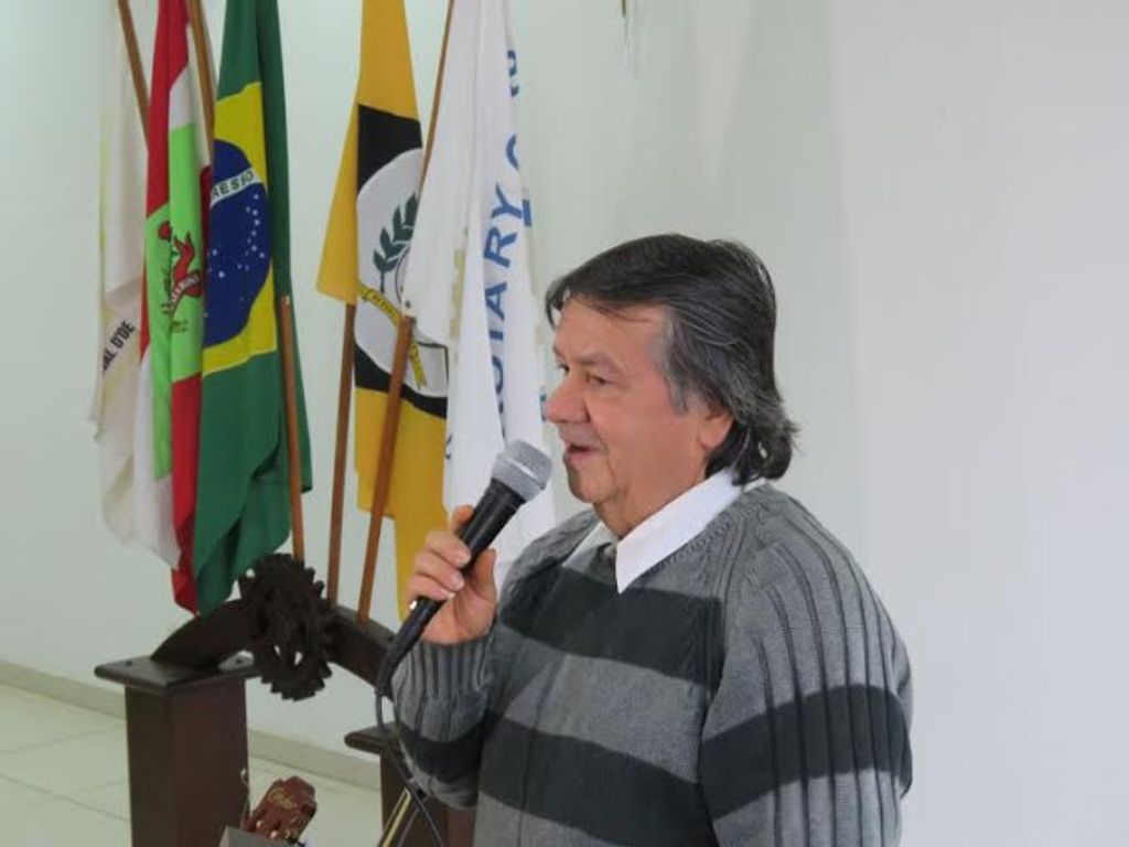Vereador apresenta Moção de Aplauso para o professor de música Roberto Garayo