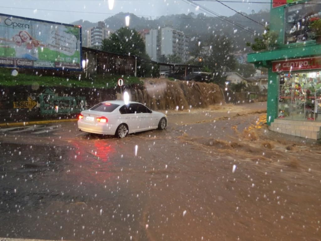Chuva provoca alagamentos em Capinzal
