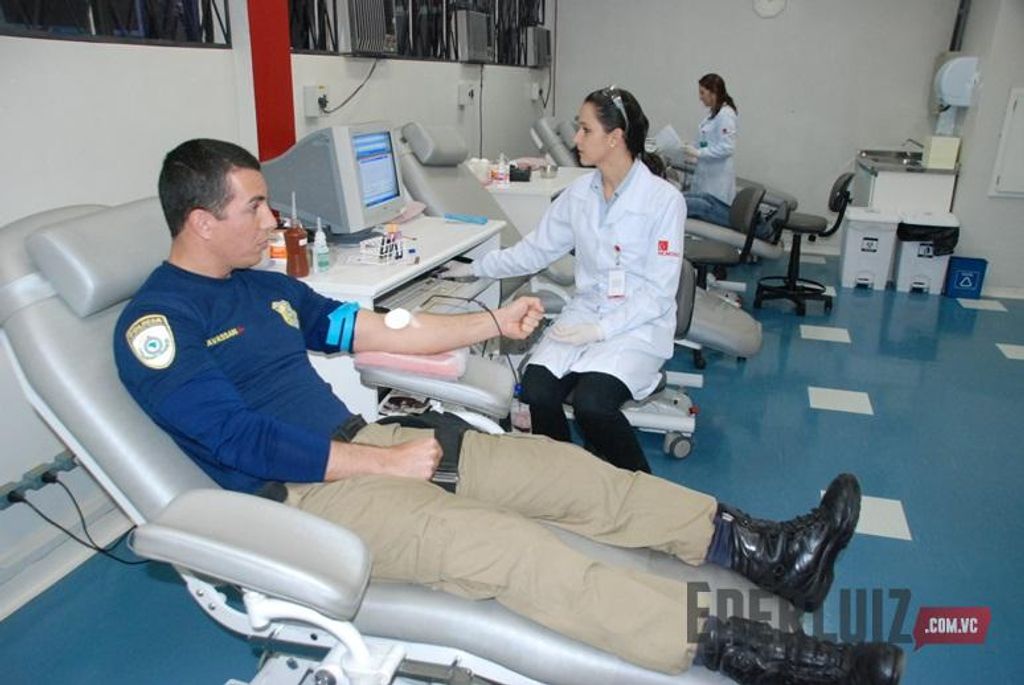 Policiais rodoviários federais doam sangue no dia dedicado a categoria