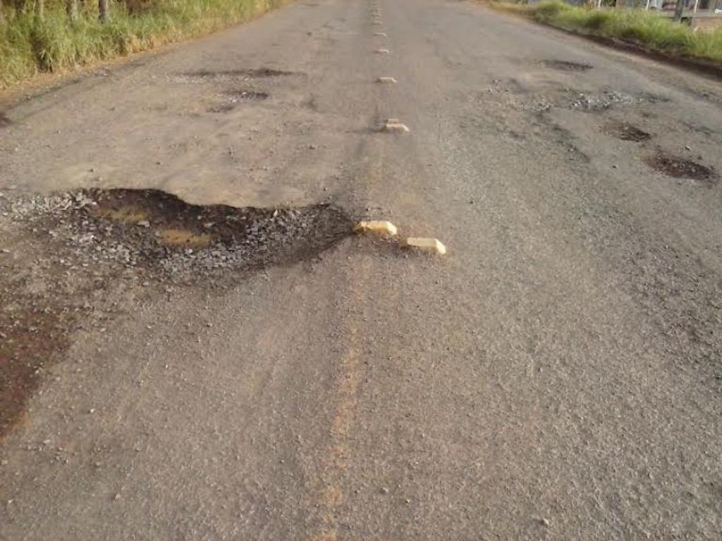 Leitor desabafa após passar por estrada que de tantas crateras mais parece a lua