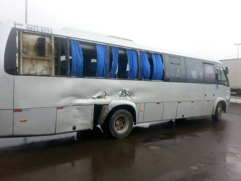 Ônibus e micro-ônibus batem no trevão de Irani e crianças ficam feridas