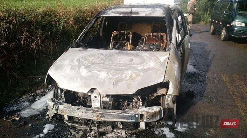 Incêndio destrói veículo em Joaçaba