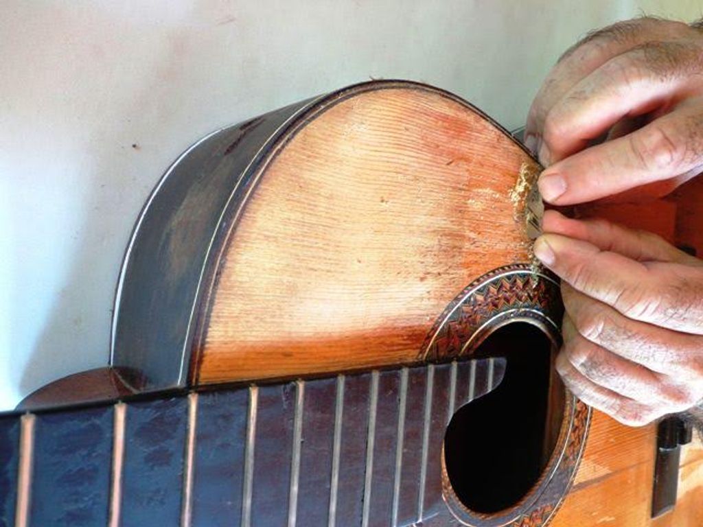 Casa da Cultura Rogério Sganzerla promove oficina de restauração de violão
