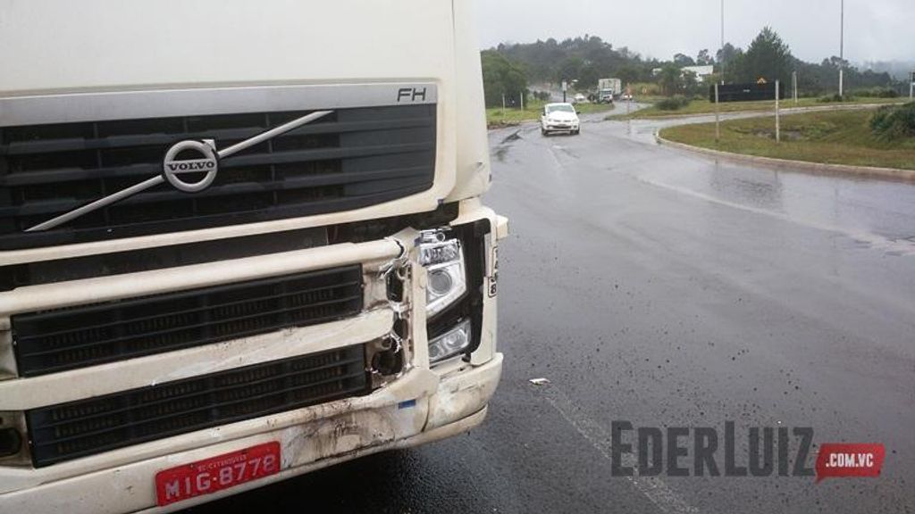 Acidente envolve carreta e Gol na BR-282 em Joaçaba