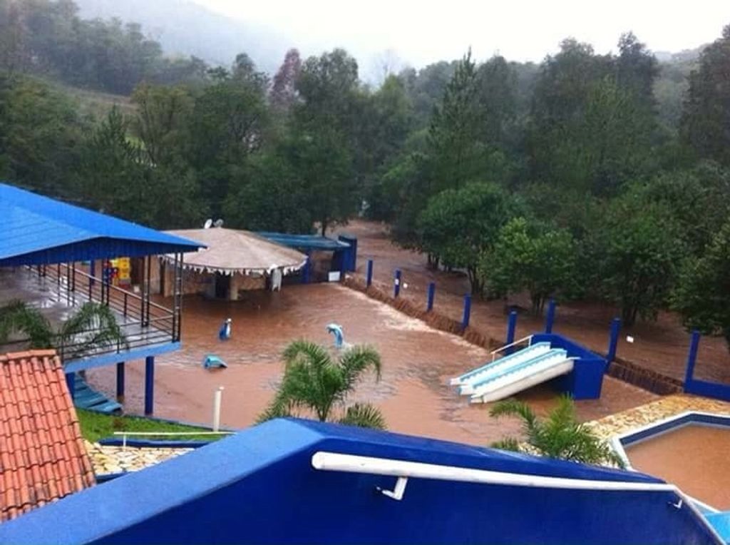 Parque aquático da região é alagado por cheia de rio