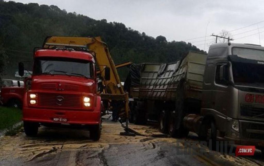 Carreta bitrem tomba em uma curva nas proximidades de Catanduvas