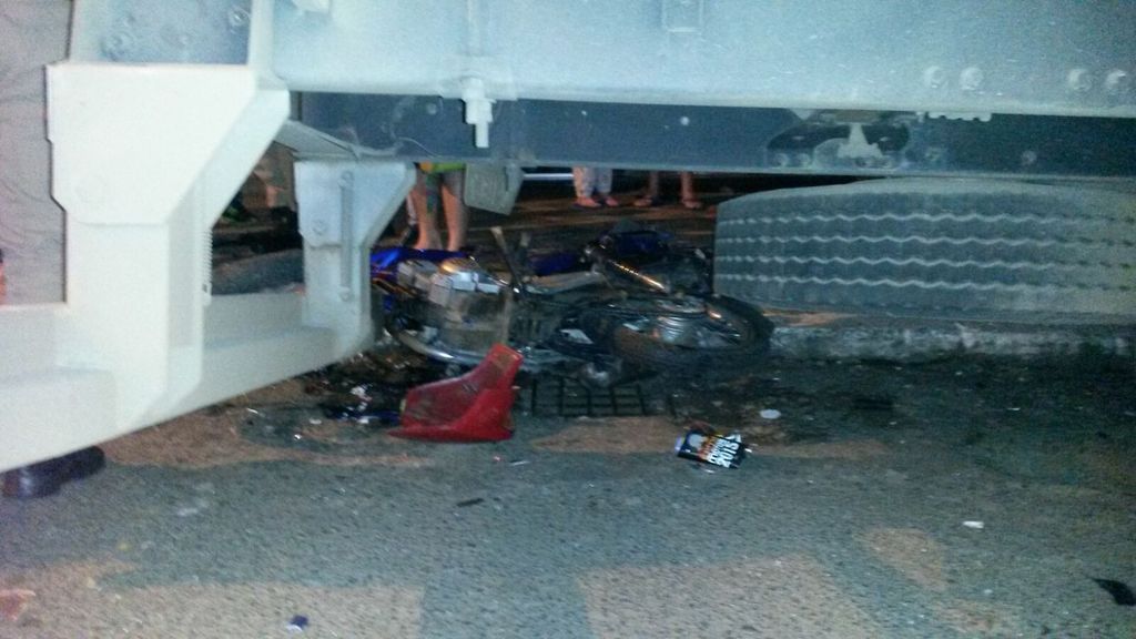 Motocicletas são destruídas em acidente no Centro. Quatro veículos se envolveram na batida