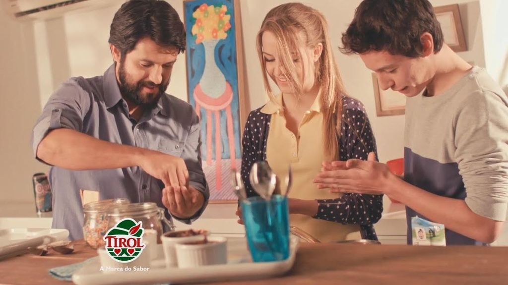 Campanha da Tirol trabalha relação entre família e amigos