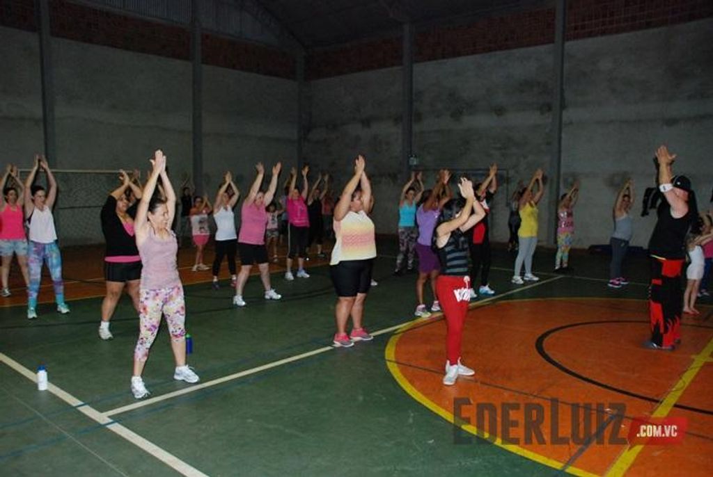Grupo voluntário organiza encontros com dança e tira mulheres da rotina diária