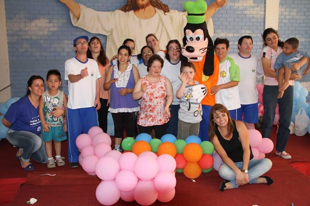 Alunos da APAE e famílias carentes recebem donativos arrecadados no I Expo Festas e Eventos