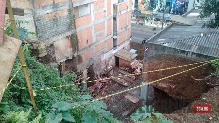 Escavação faz desabar parte da Rua Frei Rogério