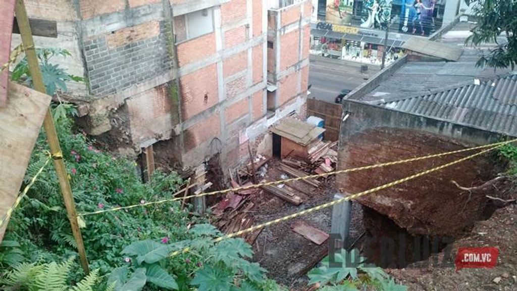 Escavação faz desabar parte da Rua Frei Rogério