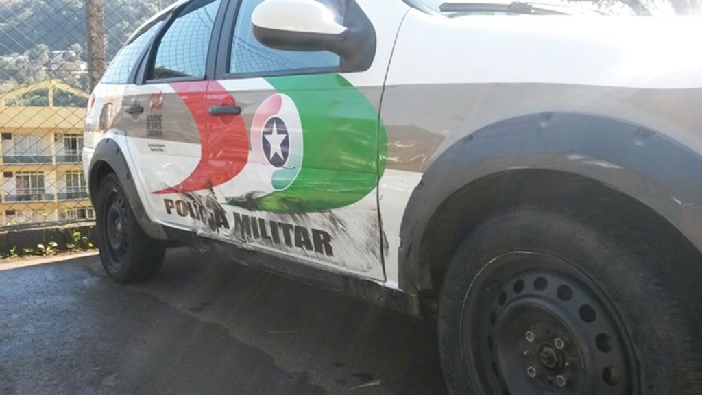 Perseguição a homem que bateu na mulher acaba em acidente com viatura da PM