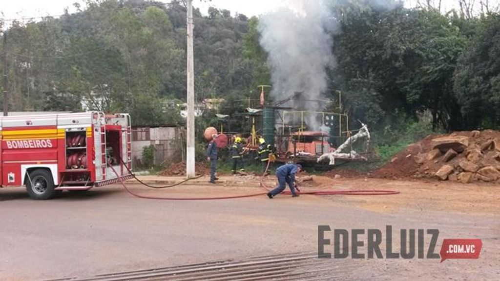 Assista – Vândalos colocam fogo em carreta da Unidos do Herval