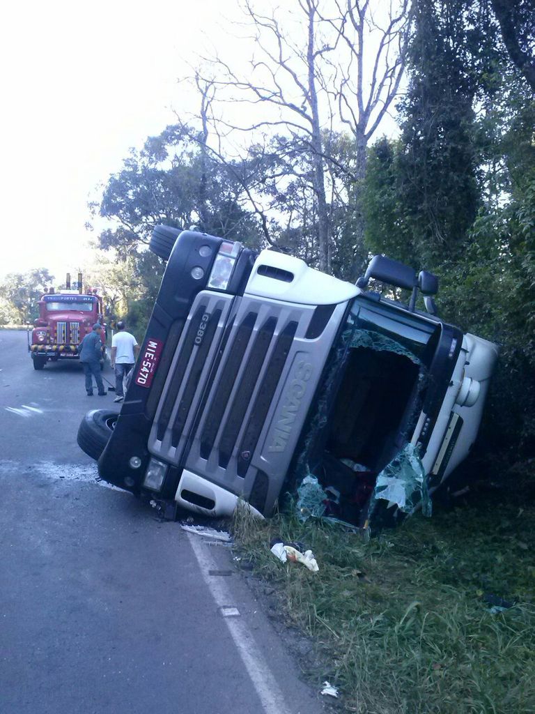 Carreta de Joaçaba tomba na BR-282 em Vargem Bonita