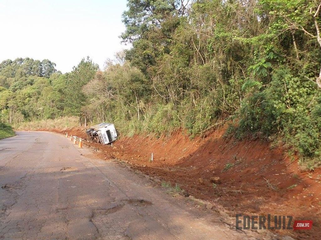 Motorista tomba caminhão ao tentar desviar de buraco em rodovia