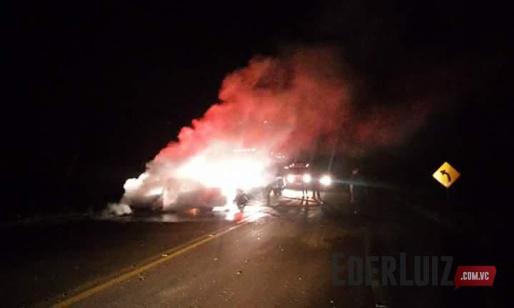 Incêndio destrói veículo na BR-282