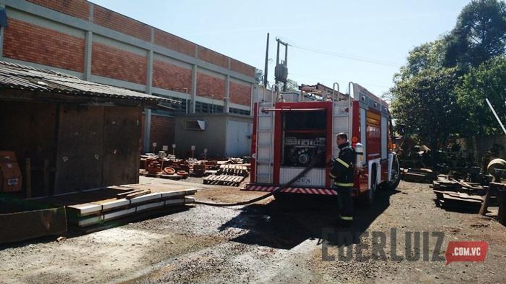 Princípio de incêndio em indústria mobiliza bombeiros de Joaçaba