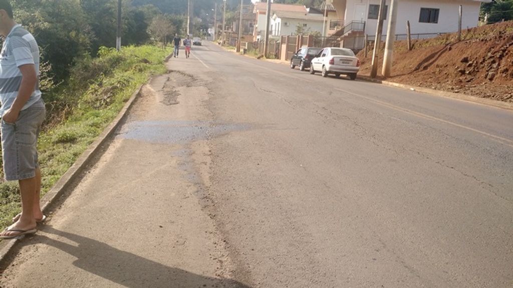 Idoso com deficiência motora cai com triciclo em barranco