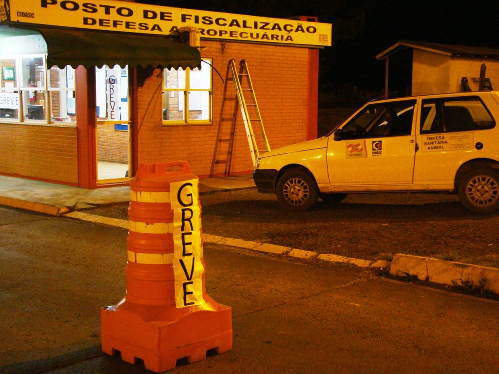 Funcionários da Cidasc e Epagri organizam ato de greve na barreira de Água Doce