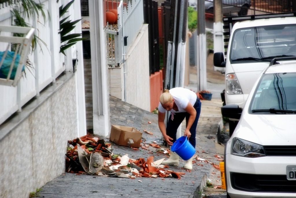 Horas após o vendaval bairros permanecem sem energia elétrica, água e com ruas bloqueadas