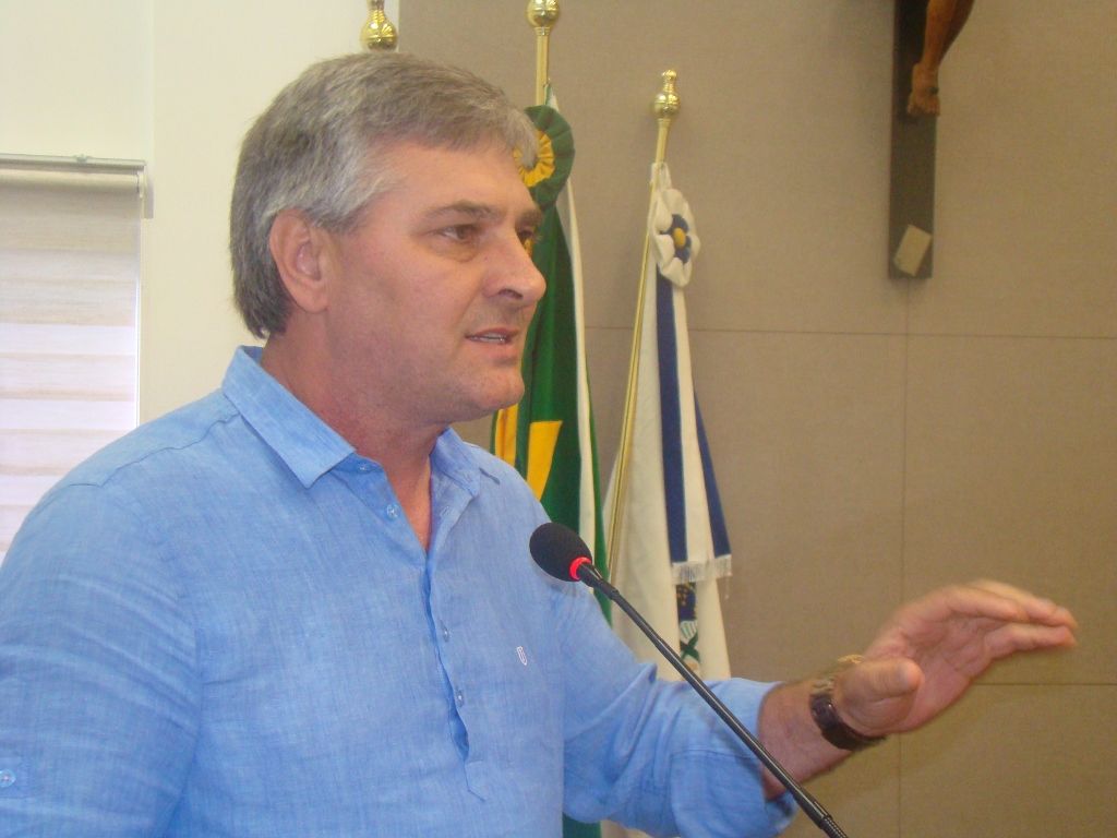 Vereador denuncia que trator da prefeitura de Joaçaba está parado em oficina há pelo menos 1 ano
