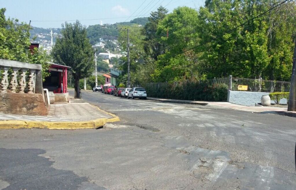 Usuários de rua reclamam de tapa buraco feito com cimento