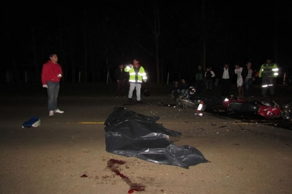 Acidente entre duas motos e carreta mata três pessoas