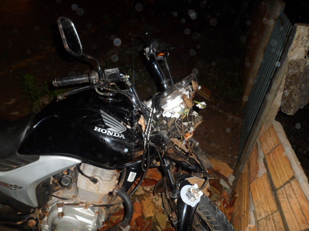 Motociclista bate contra muro em Piratuba e sofre ferimentos graves