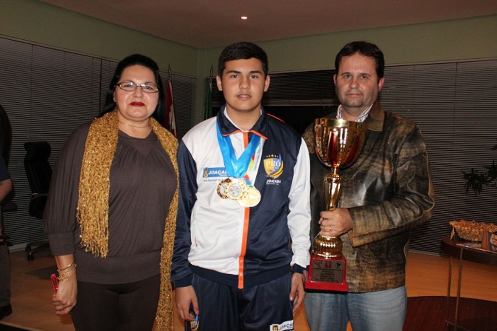 Campeão Sul-americano de Tênis de Mesa é homenageado na prefeitura de Joaçaba