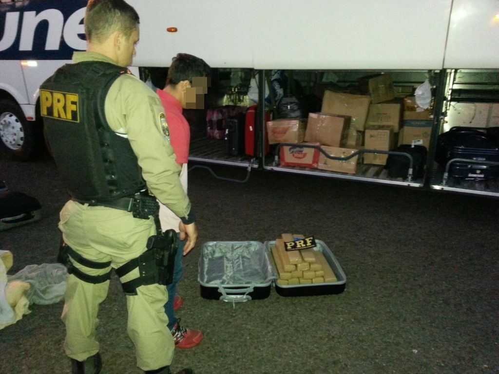 PRF flagra adolescente transportando droga dentro de ônibus em Campos Novos