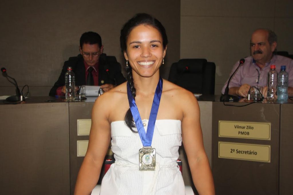 Paratleta Aline dos Santos Rocha recebe a Medalha Cruzeiro