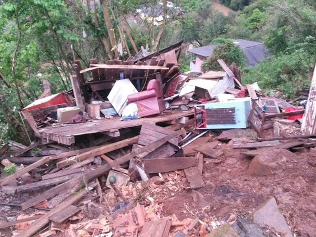 Casal de idosos é resgatado com vida após casa desabar em Videira