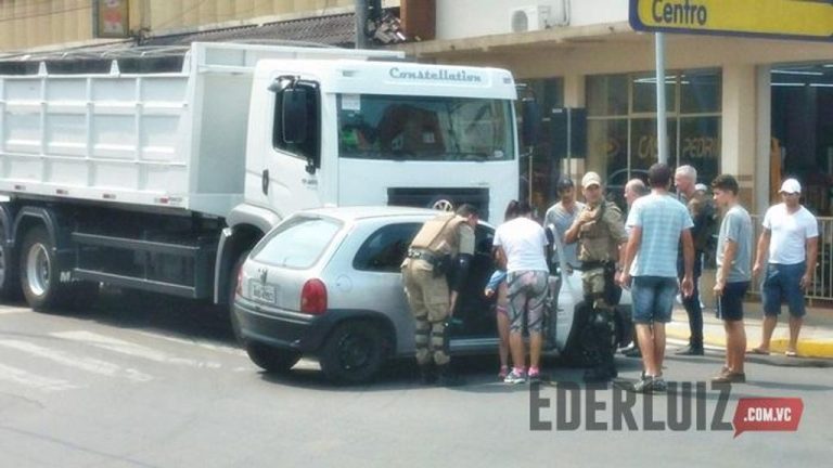 Caminhão arrasta veículo em acidente no Centro de Joaçaba