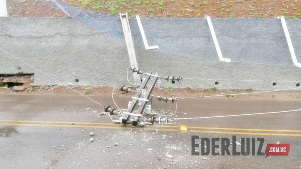 Queda de postes deixa bairros de Herval sem energia e interdita rua