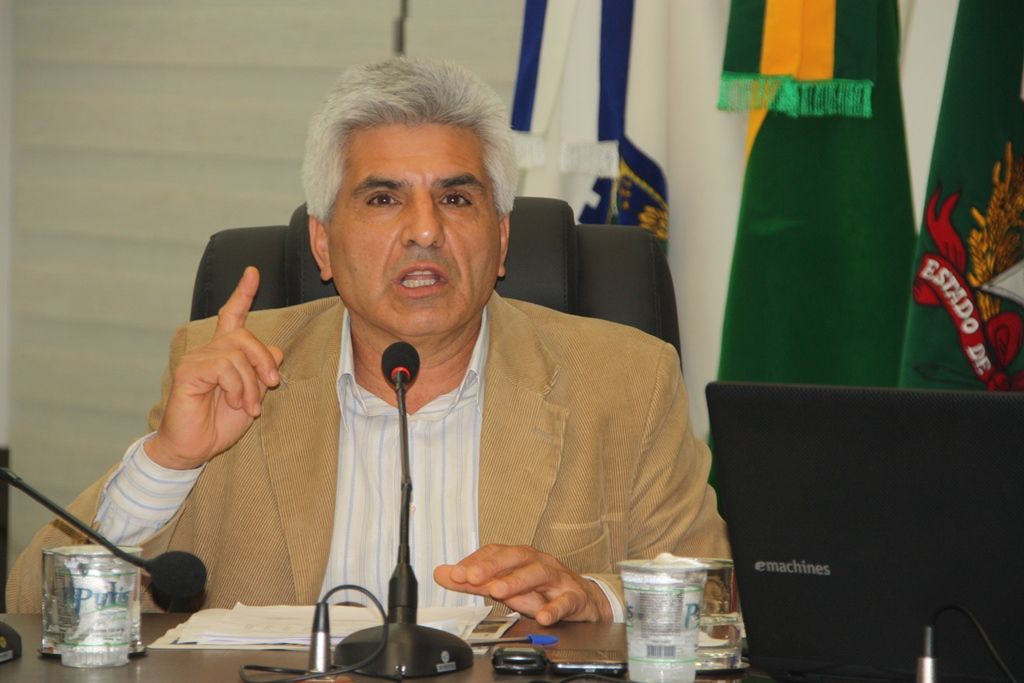 Vereador Chico Lopes questiona cobrança adicional da taxa de coleta de lixo