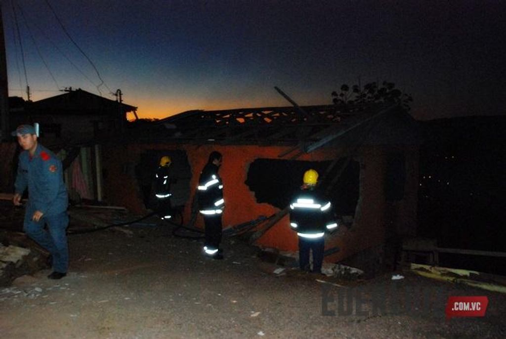 Bombeiros apagam incêndio que atingia residência no bairro Nossa Senhora de Lourdes