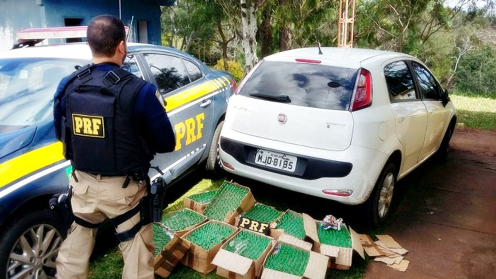 PRF recupera na BR-282 veículo roubado que transportava lança perfumes