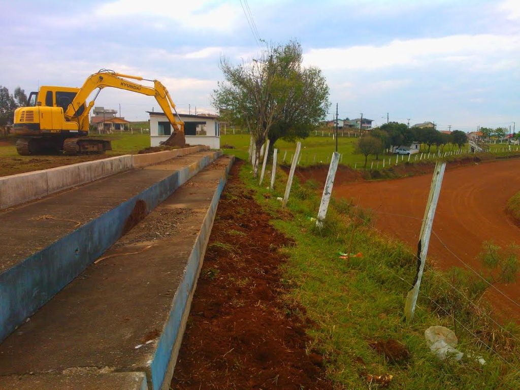 Arquibancadas do antigo estádio municipal são instaladas no autódromo