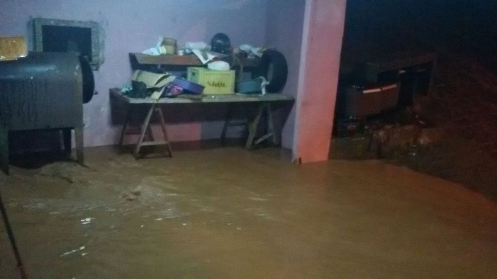 Vala transborda e invade casa no bairro Santa Tereza