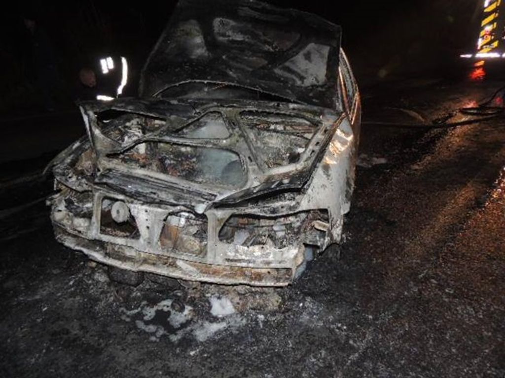 Bandidos assaltam motorista e ateiam fogo no carro da vítima