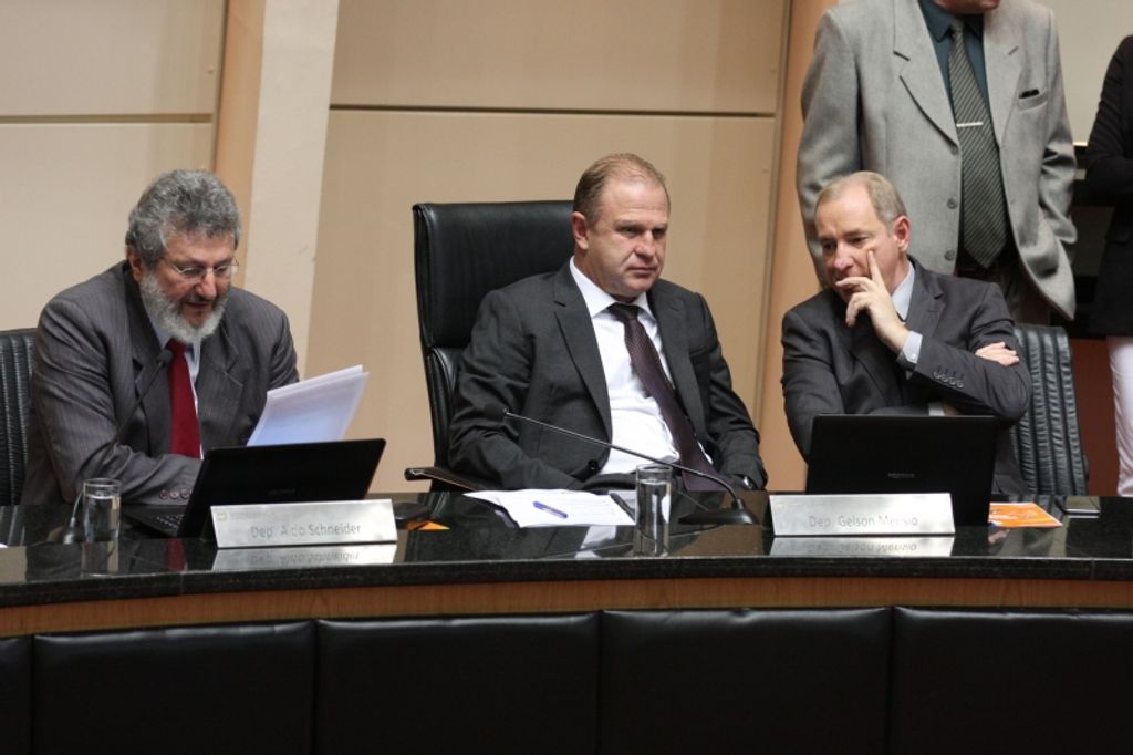 Deputados comemoram decisão do governo de realizar Olesc e Parajesc