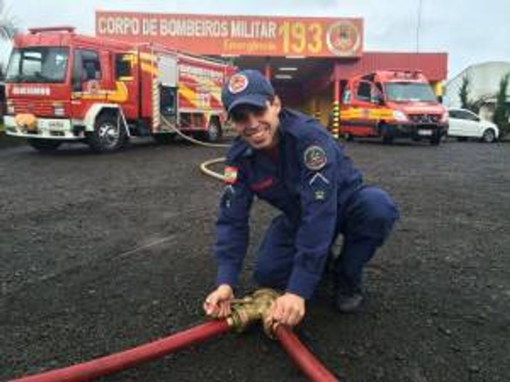 Avião dos bombeiros traz a Joaçaba a família do soldado que morreu após acidente